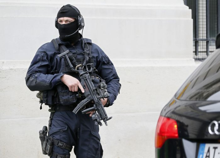 Παρίσι: Ανθρωποκυνηγητό για τον οδηγό που πάτησε έξι στρατιώτες